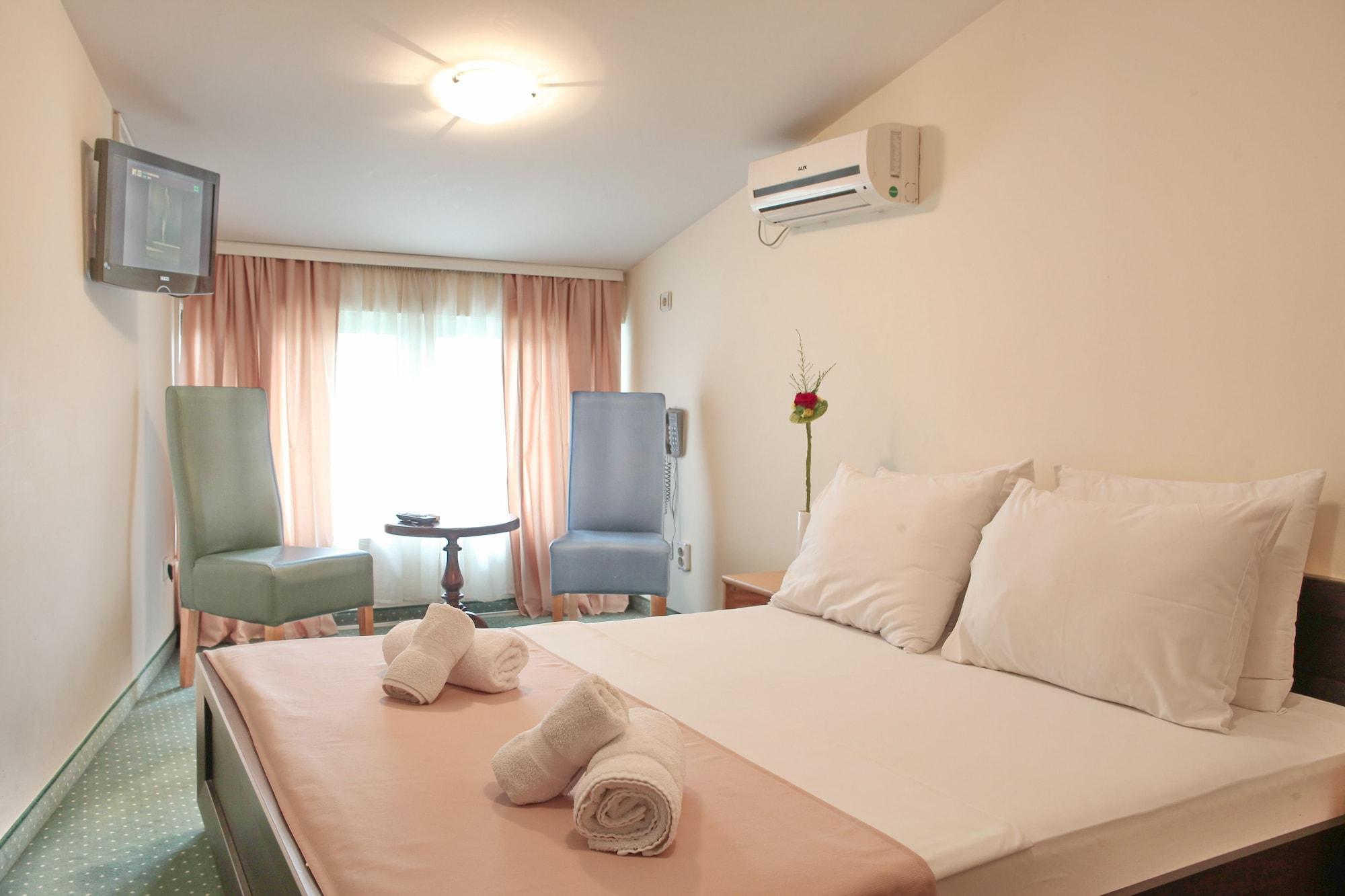 Hotel Happy Star Club Belgrado Esterno foto