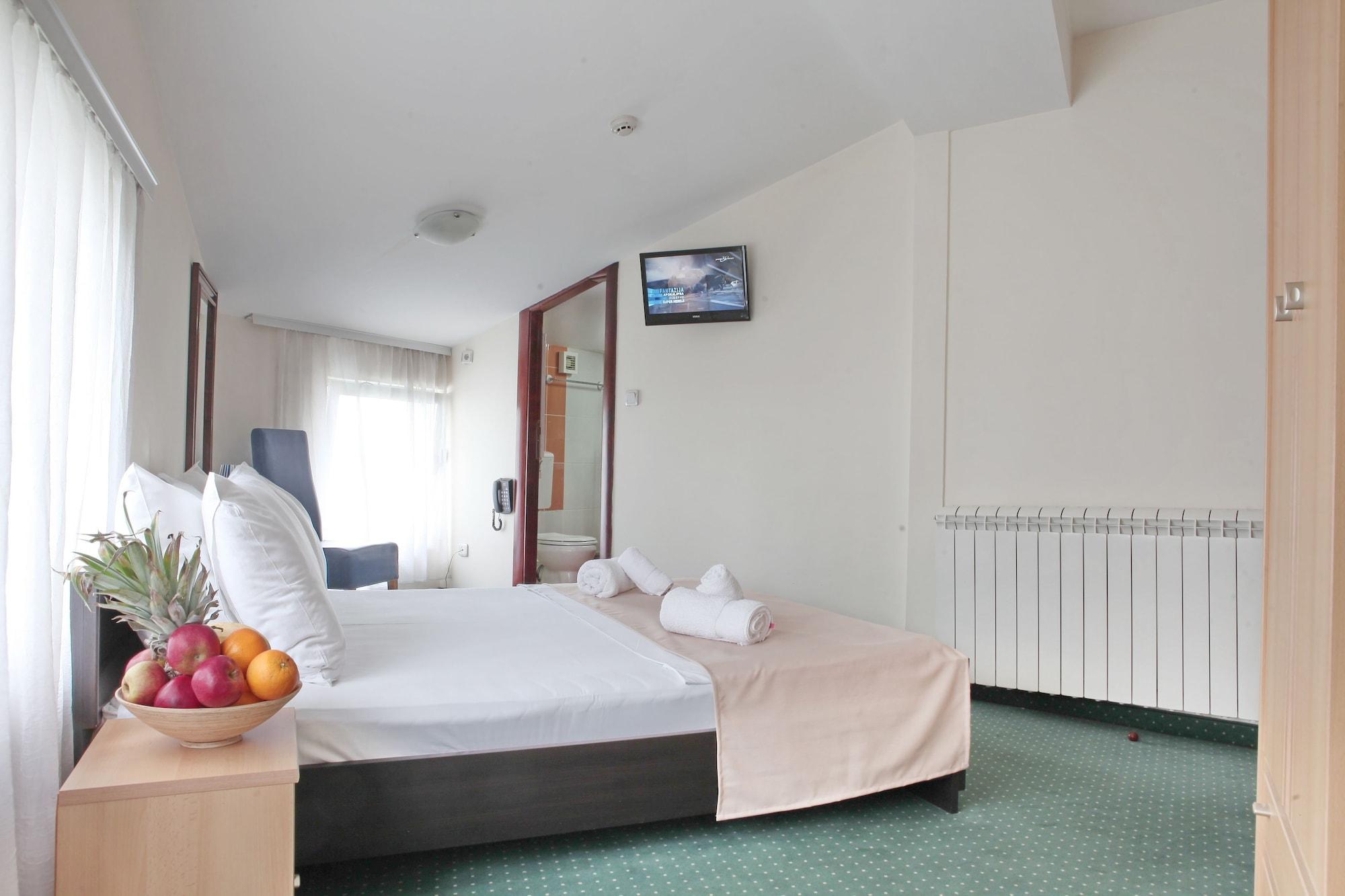 Hotel Happy Star Club Belgrado Esterno foto