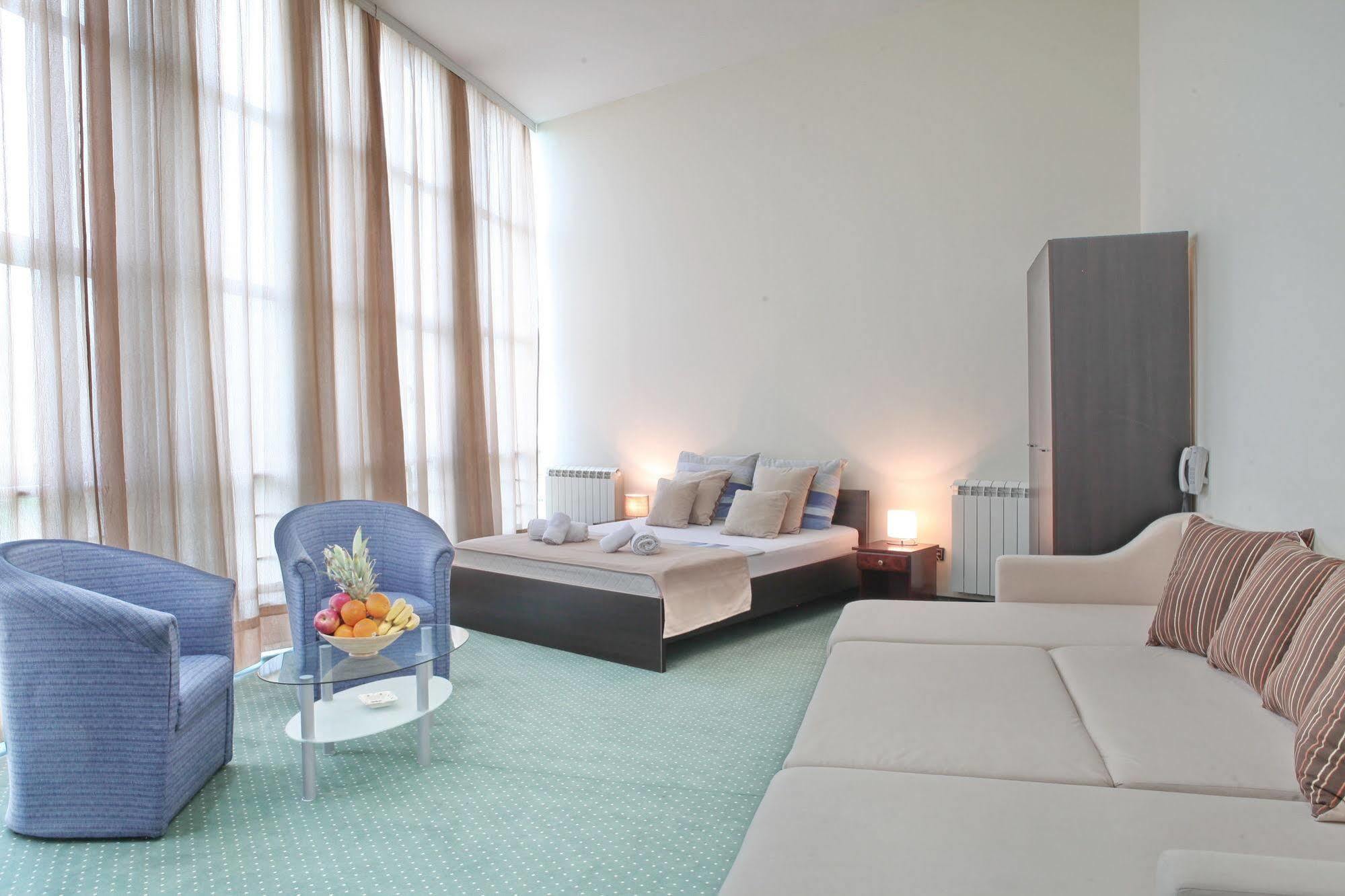 Hotel Happy Star Club Belgrado Esterno foto