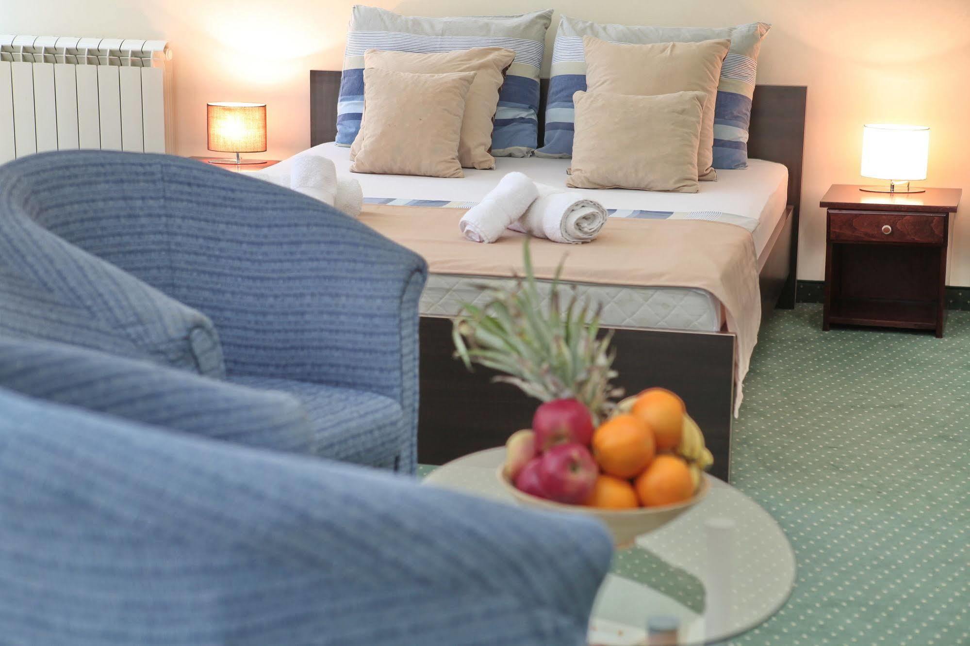 Hotel Happy Star Club Belgrado Esterno foto