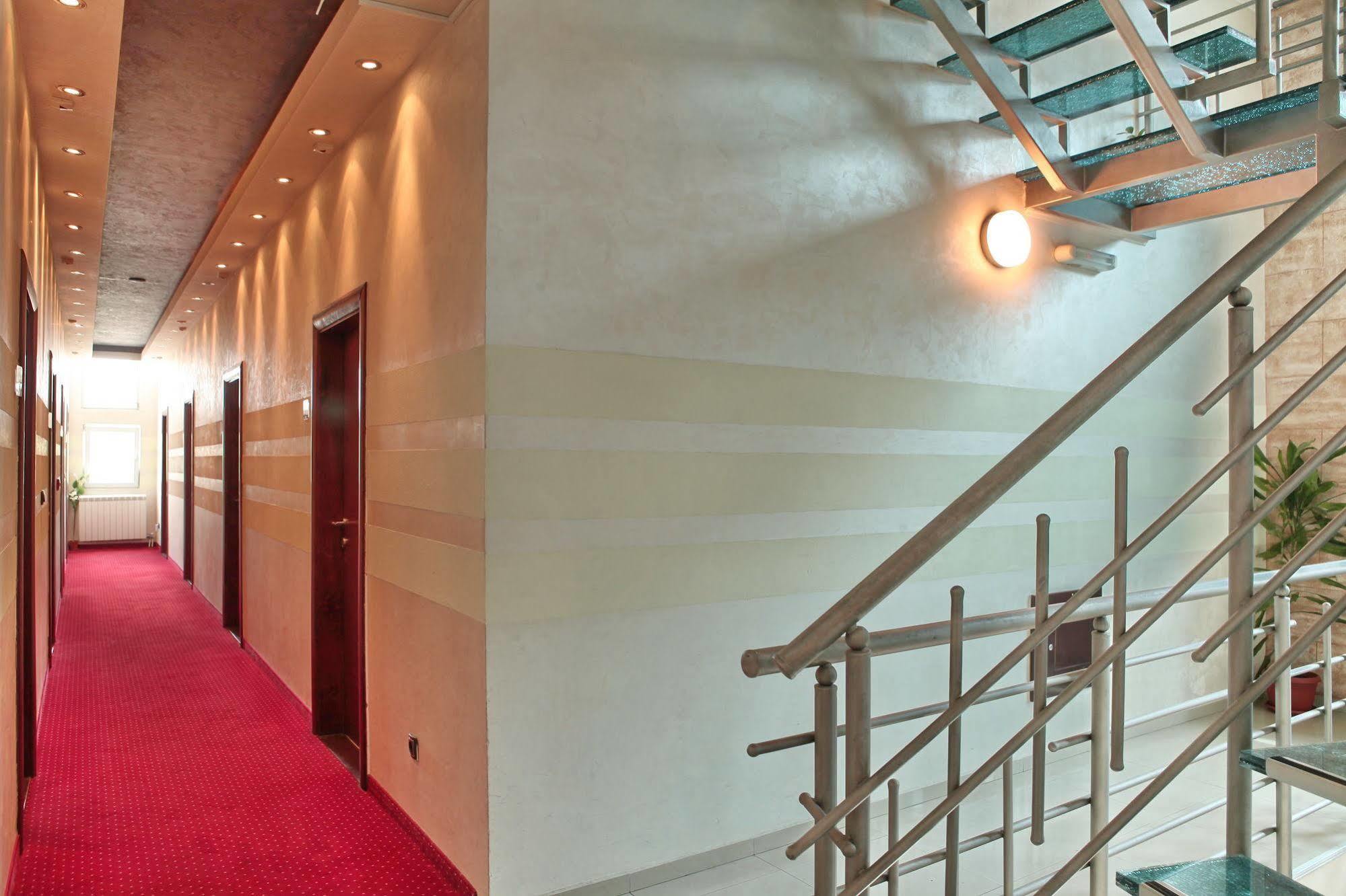 Hotel Happy Star Club Belgrado Esterno foto